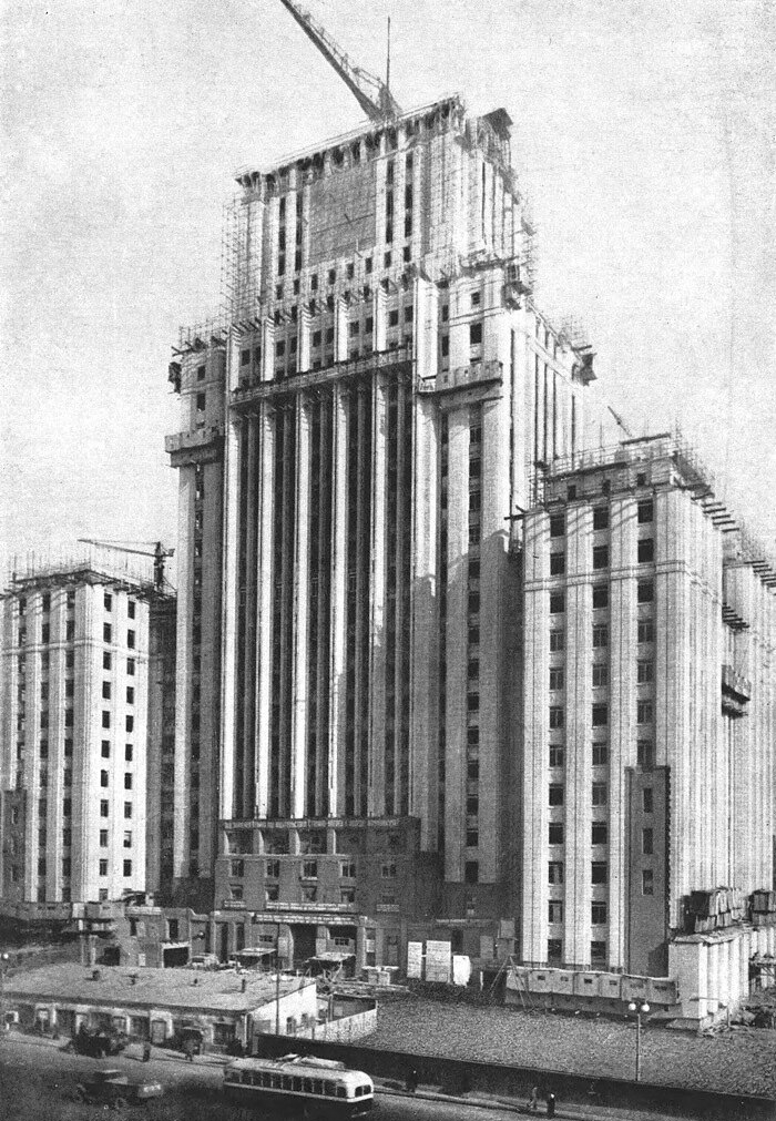 Фальшивый шпиль еще не появился.