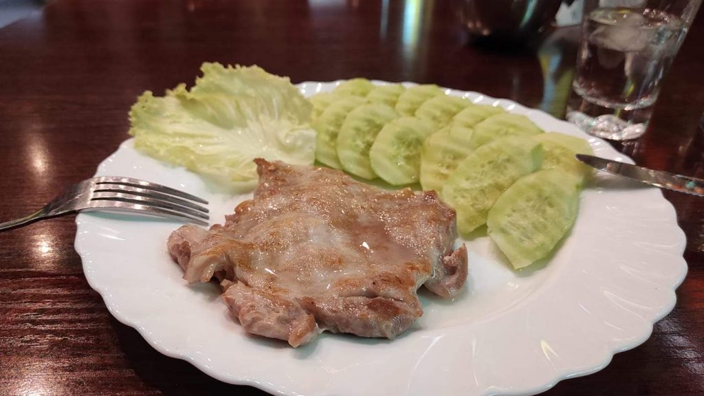 Куриная нога и огурцы.
