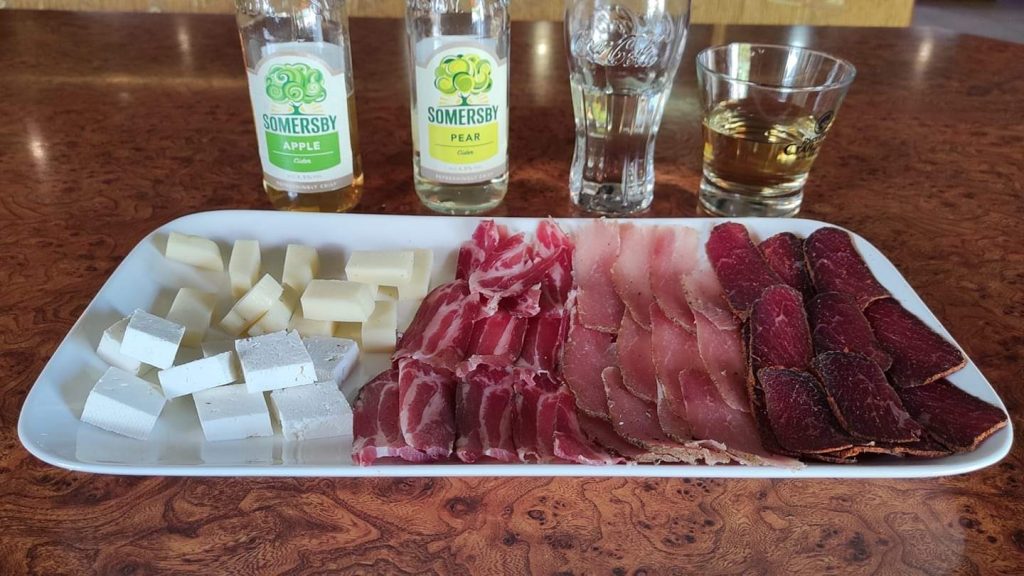 Тарелка с мясными нарезками.