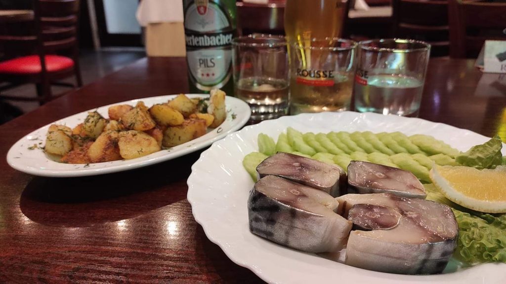 Скумбрия с гарниром.