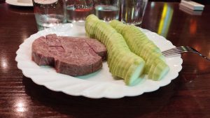 Язык в желе и сырой кабачок.
