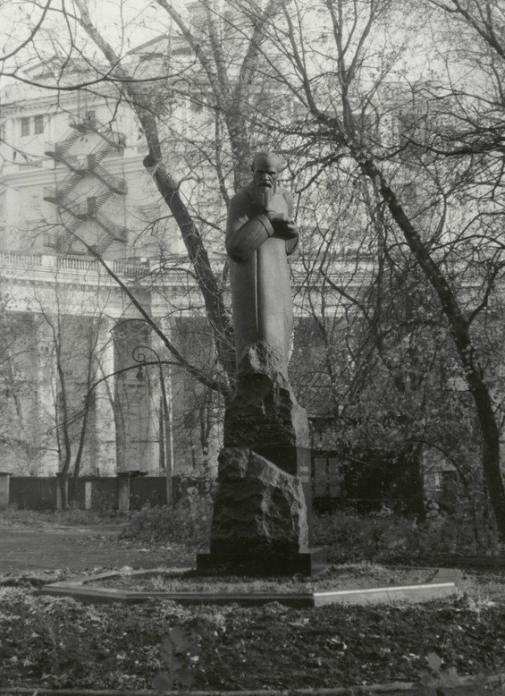 Памятник Достоевскому.