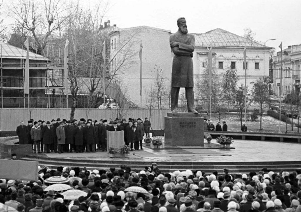 Памятник Энгельсу.