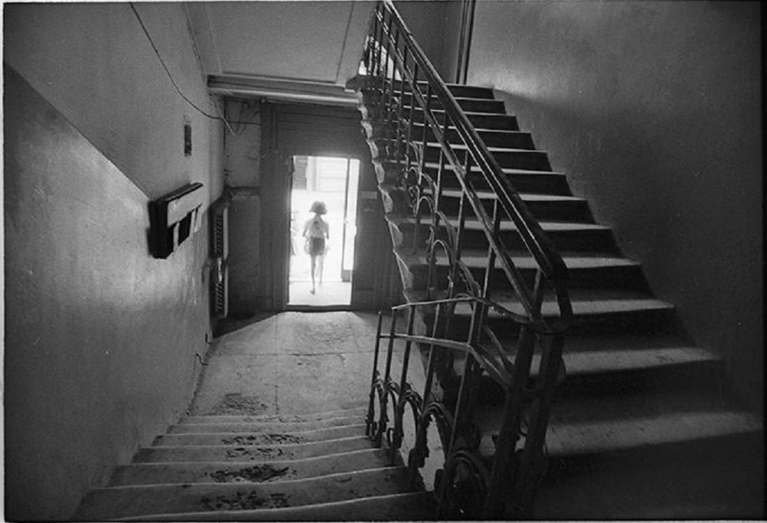 Дверь ночью. Советские дети во дворе. Дверь в детство картинки. Сказочная дверь. Дверь в лесу.