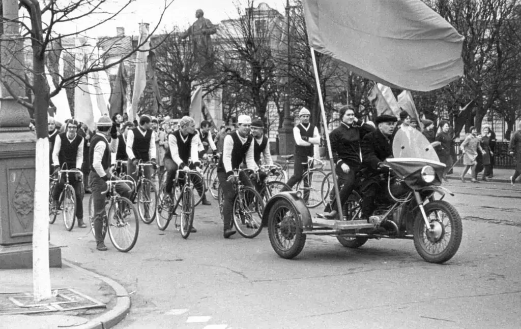 Тверь: первомайская демонстрация.