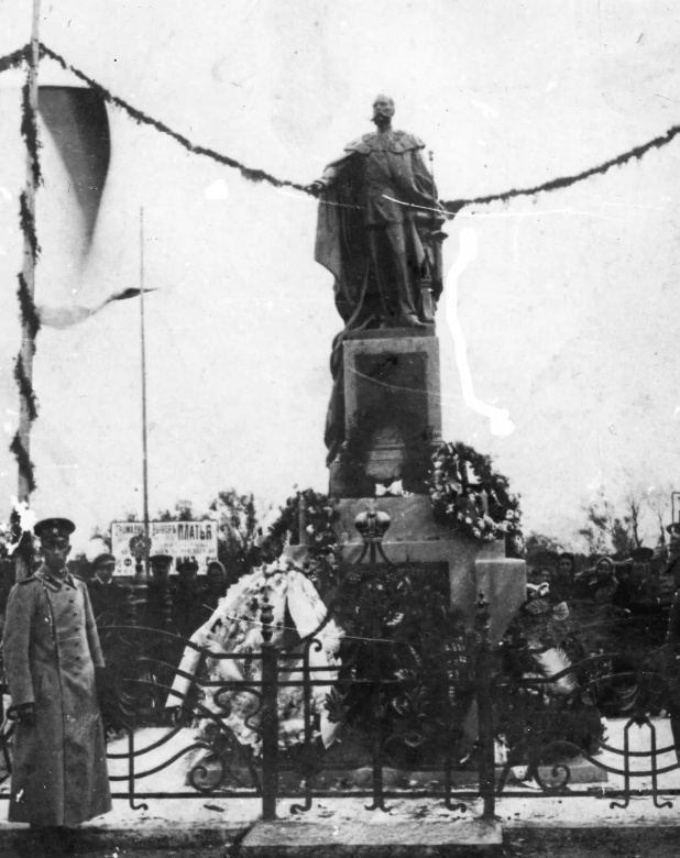 Памятник Александру II в Кимрах.